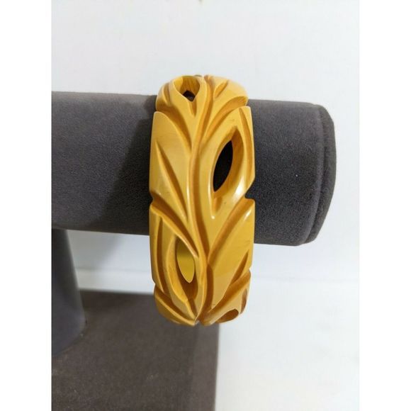 Carved Pierced Creamed Corn Yellow Bakelite Bangle True Vintage - Picture 7 of 10